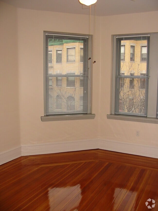 Building Photo - 52 Burbank St Unit 10 Rental