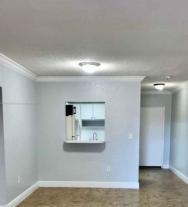 Photo - 575 W 69th St Unidad 208