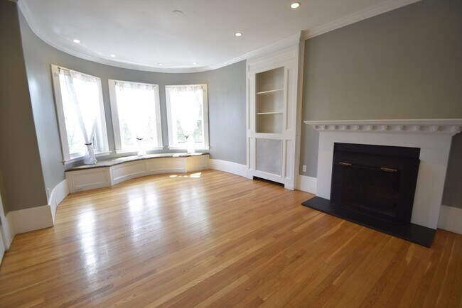 Building Photo - 1402 Beacon St Unit 3