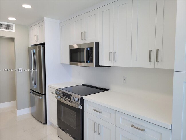 Photo - 2655 Collins Ave Condo Unit PH-9