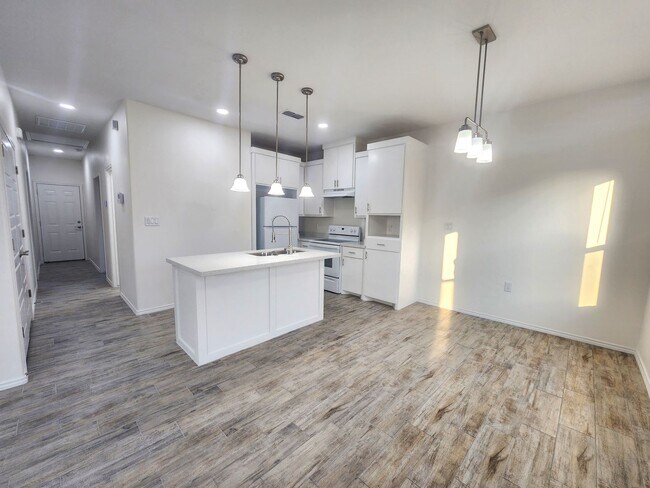 Building Photo - 2328 Summit Rd Unit B Rental