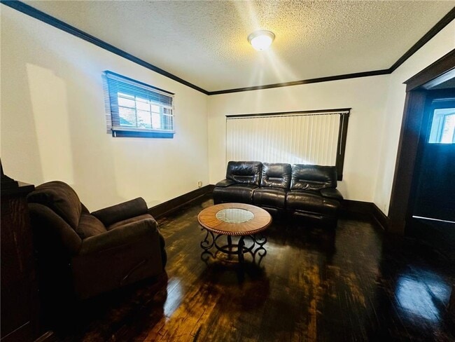 Photo - 246 Sidney St E