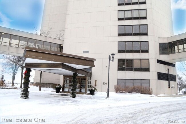 Photo - 1001 W Jefferson Ave Unidad 300/16F