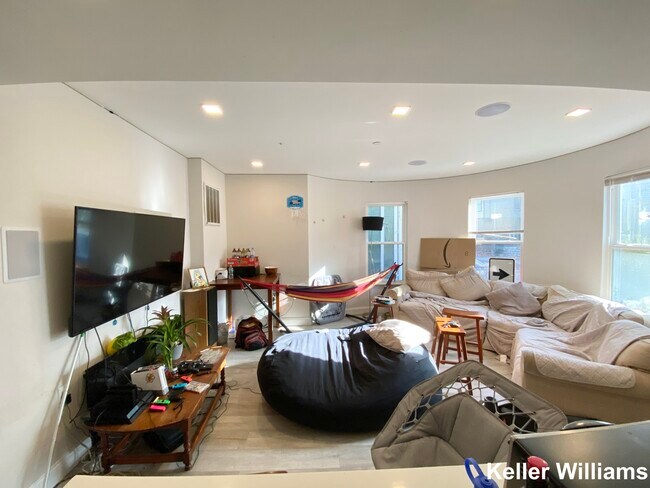 Building Photo - 113 Hillside St Unit 1