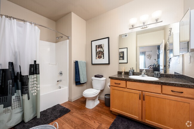 2BR, 2BA - 875SF - Primary Bathroom