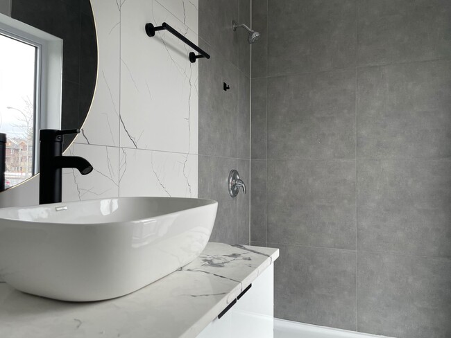 Building Photo - 5800 Grande Allée