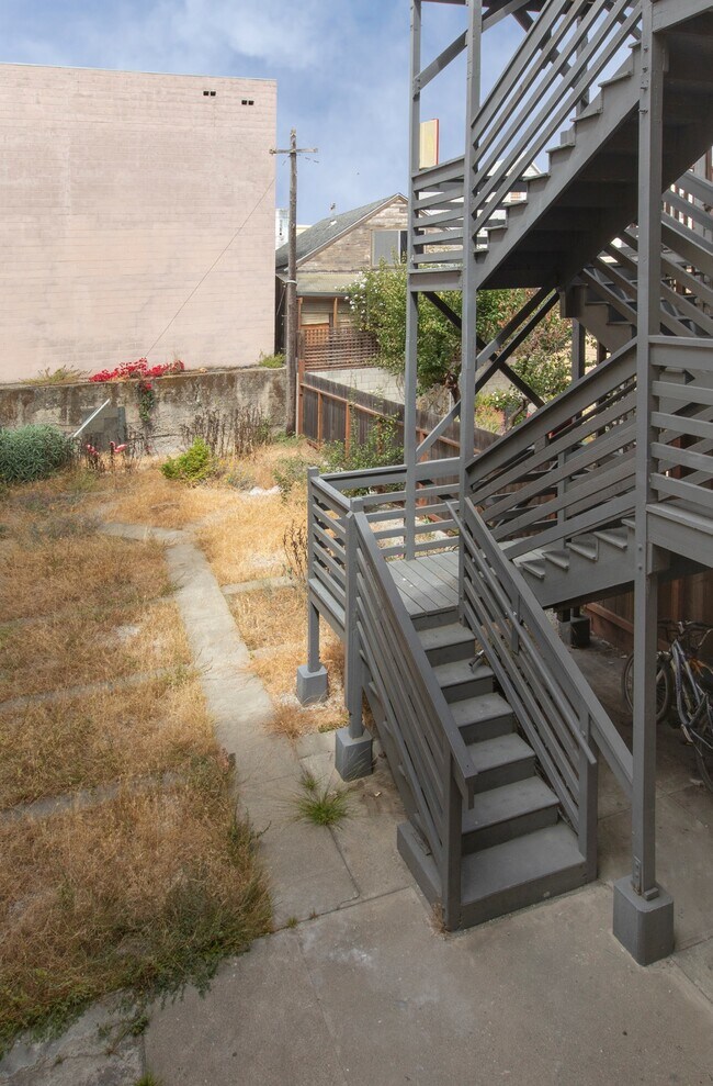 ¡Patio - 648-652 S Van Ness Ave