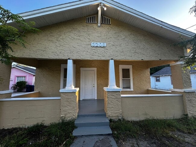 Building Photo - Jackson Heights 3/1 House- Ready Now!