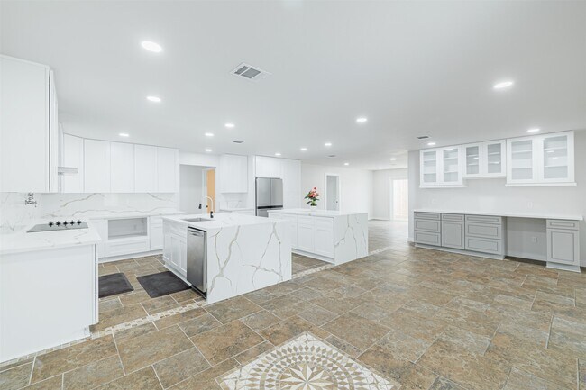 Photo - 10055 Larston St