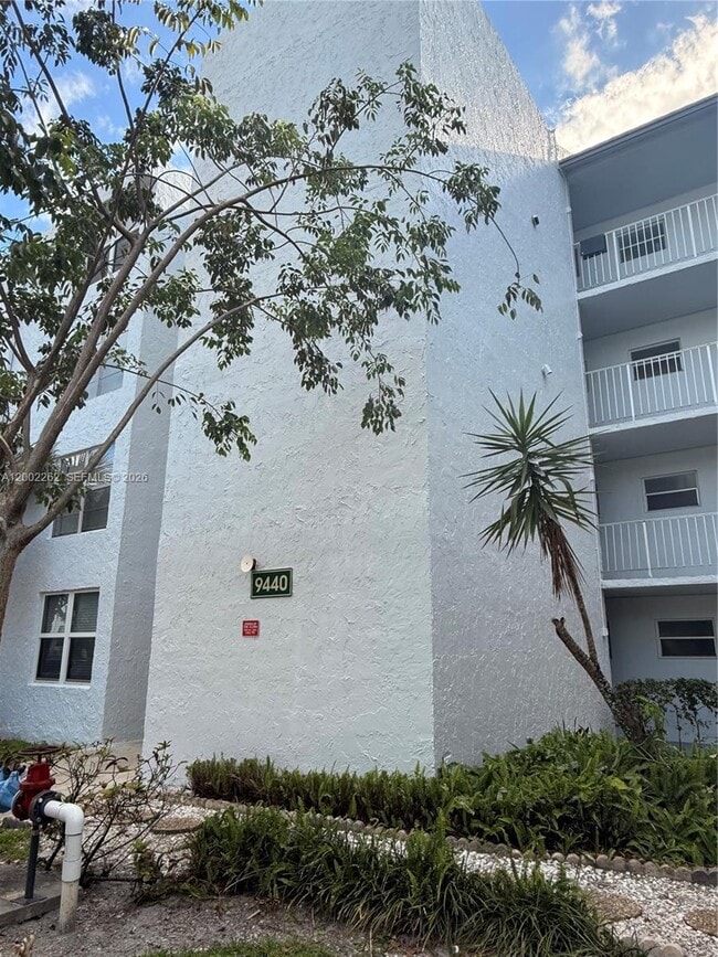 Building Photo - 9440 Live Oak Pl Unit 304