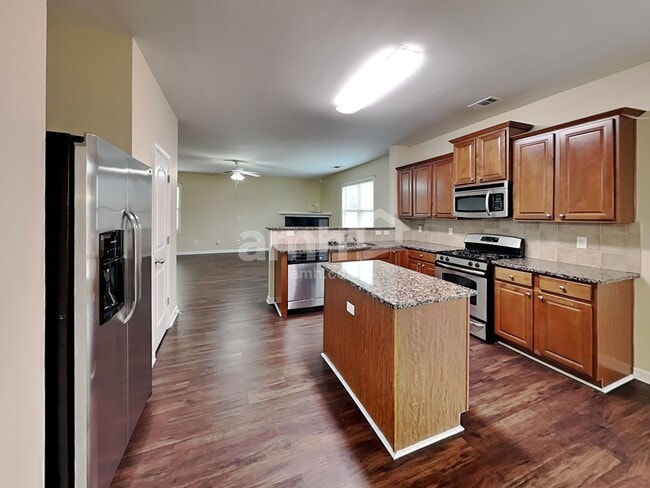 Photo - 850 Stonehaven Rd SW