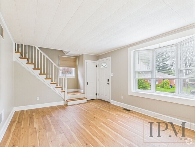 Building Photo - Available Now - Spacious 3-bedroom Home Lo...