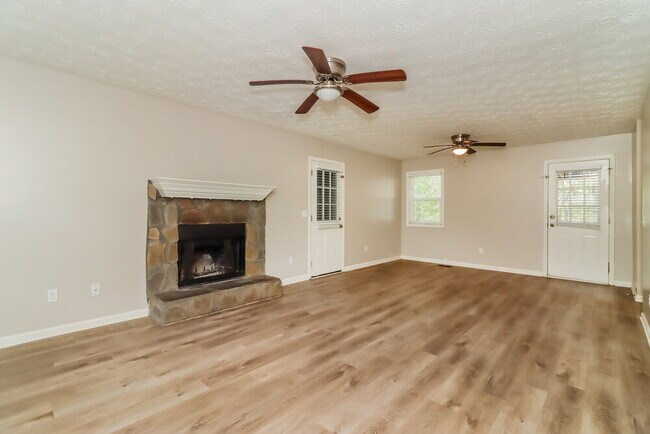 Photo - 909 N Lassetter Cir