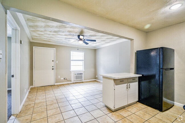 1BR, 1 BA - 497SF - Living Room