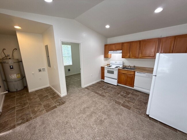 Photo - 647 Columbia St NE