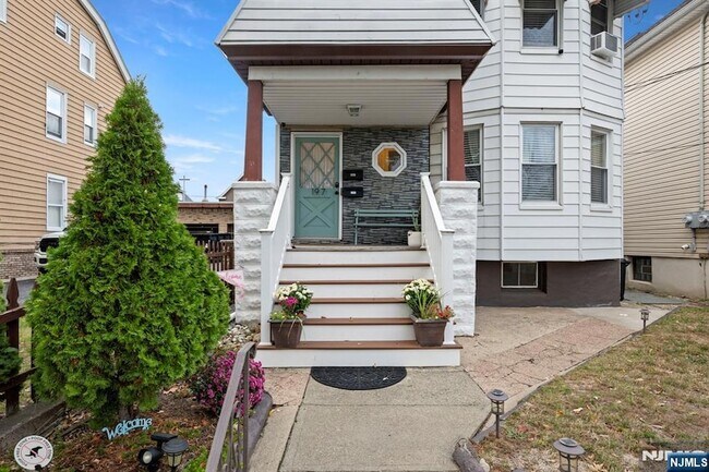 Photo - 197 Maple Ave