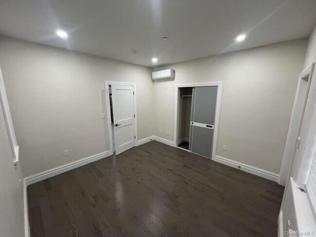 Photo - 61-14 Cloverdale Blvd