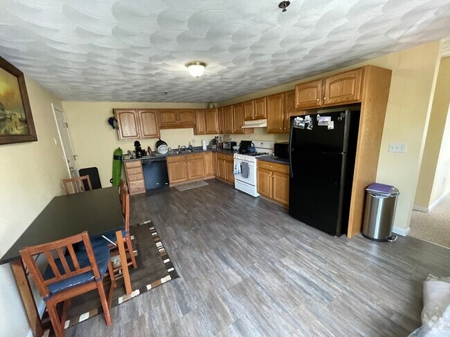 Building Photo - 22 Railroad Ave Unit 2 Rental