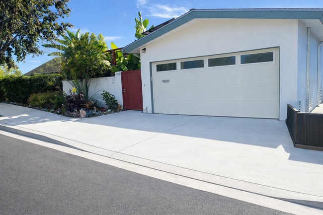 Photo - HILLCREST TRIPLEX Unit 4716