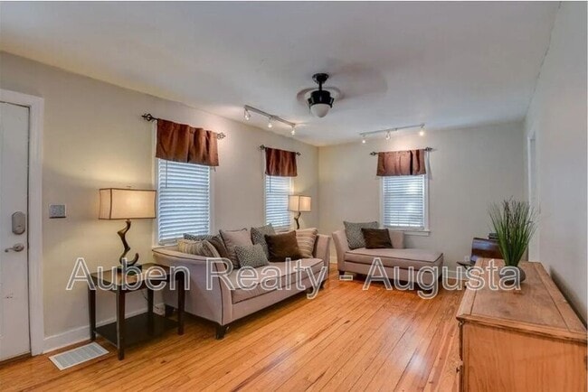 Photo - 1842 Crossland Ave