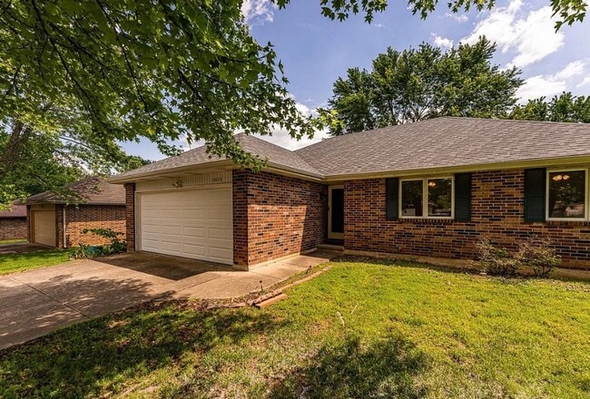 Photo - 3 Bed 2 Bath 2 Car Garage Home Southwest Springfield MO!!