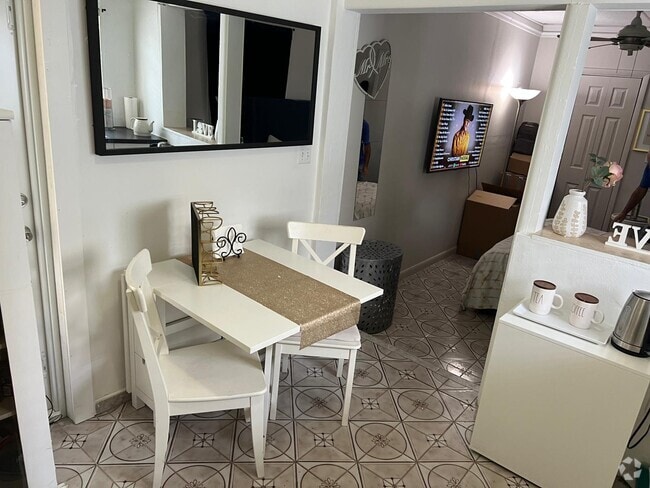 Building Photo - 4521 SW 5th Ter Unit 4521 efficiency #1 Rental