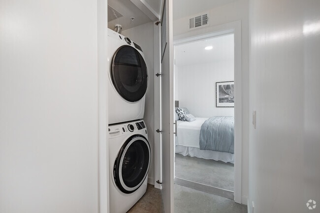 1BR, 1BA - 579SF - Laundry