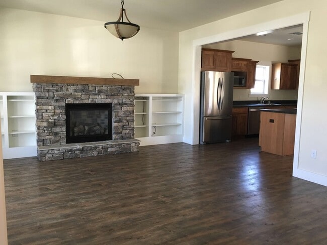 Living - 1711 Lone Pine Dr