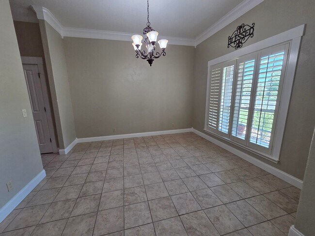 Photo - 2150 Hedgestone
