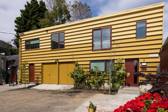 Photo - Bright Live-Work Studio with Deck & Tall Ceilings off Lowell Street in Oakland Unidad 929-D