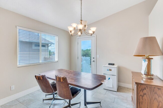 Photo - 874 W 200 N St