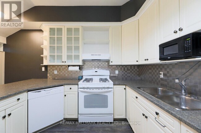 Photo - 405 Kingston Rd