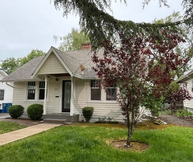 Cute Bungalow in NE Salem - Available Now - Cute Bungalow in NE Salem - Available Now House