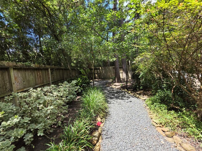 6 Cheshire Glen Ct