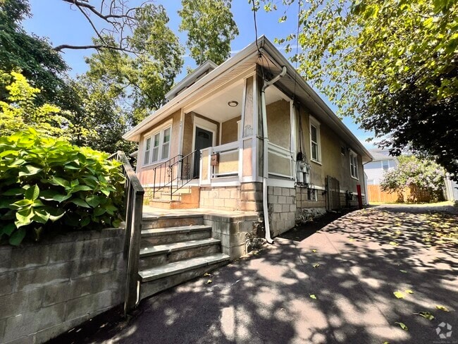 Building Photo - 39 Ferris Ave Rental