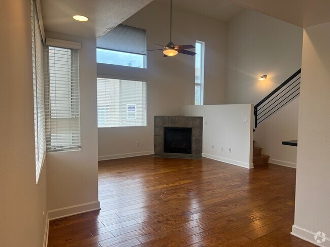 Building Photo - 14907 Moorpark St Rental