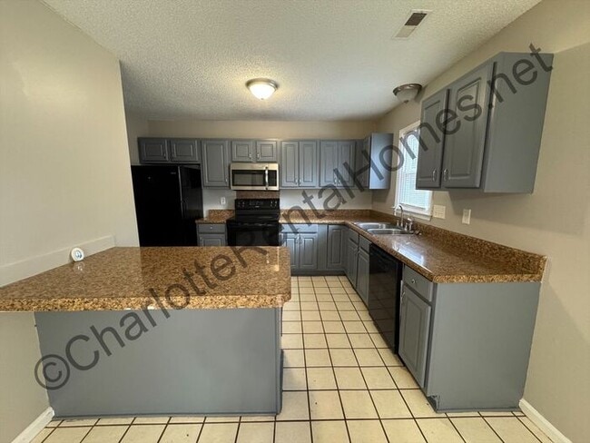 Photo - Nice 3 bedroom 2 bathroom home in Charlotte!