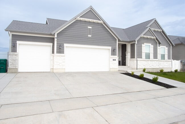 Modern Farmhouse Rambler – 7 Bed, 4 Bath –... - Modern Farmhouse Rambler – 7 Bed, 4 Bath –...