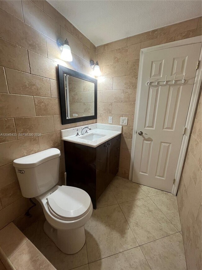 Photo - 3923 NE 166th St Unidad N-106