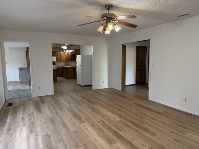 Photo - 202 N Cimarron Dr