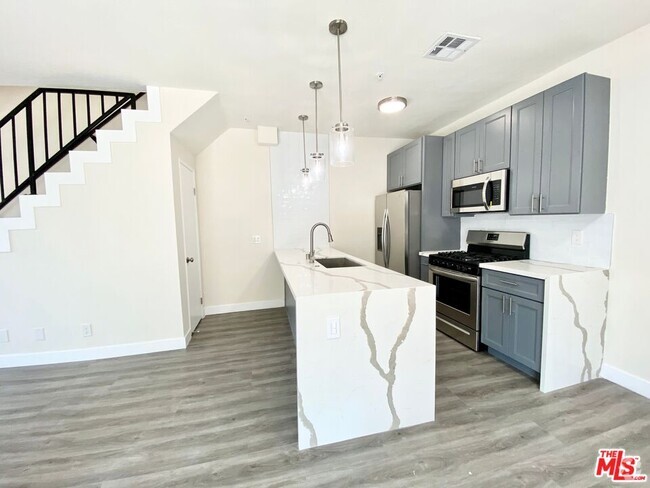 Building Photo - 6941 Hazeltine Ave Unit 10 Rental