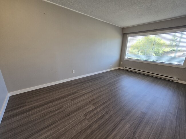 Building Photo - 10215-10104 104 St Unit 7