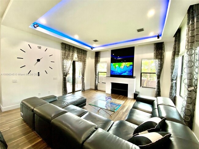 Photo - 736 Tyler St