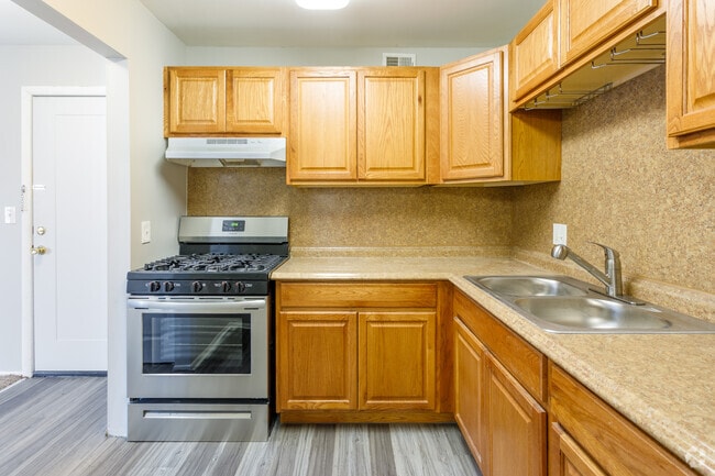 2 BR, 1 BA - 880 SF - Mapleridge Apartments
