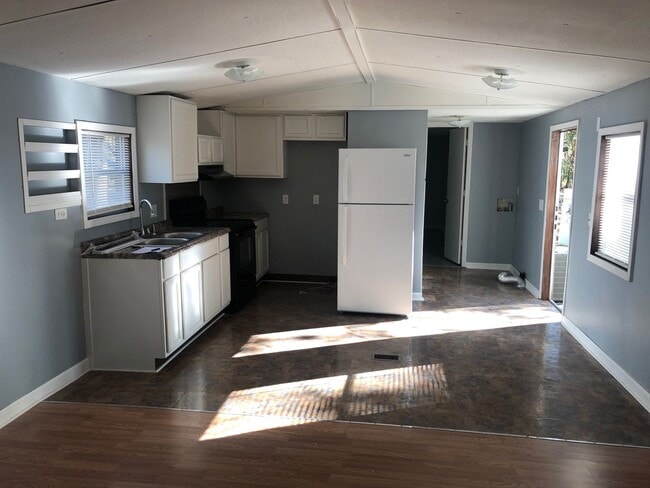 Photo - 2 Bedroom 2 Bath Pet Friendly Mobile Home