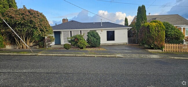 Building Photo - 3 bedroom Ramble House in Manette- Hardwoo...