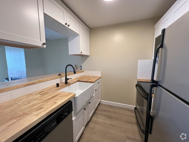 Building Photo - Newly renovated 2 bedroom 2.5 bath condo Unit 211