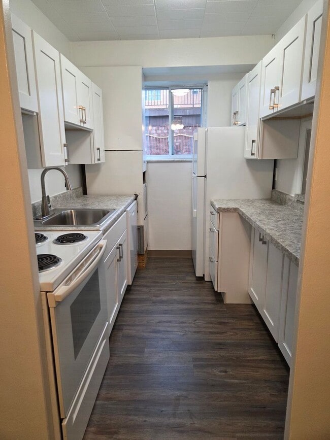 Photo - Carol Shamrock Apartments