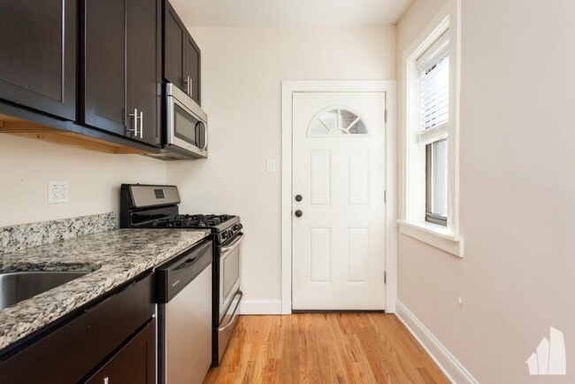 Building Photo - 2 bedroom in CHICAGO IL 60613 Unit 1E Rental