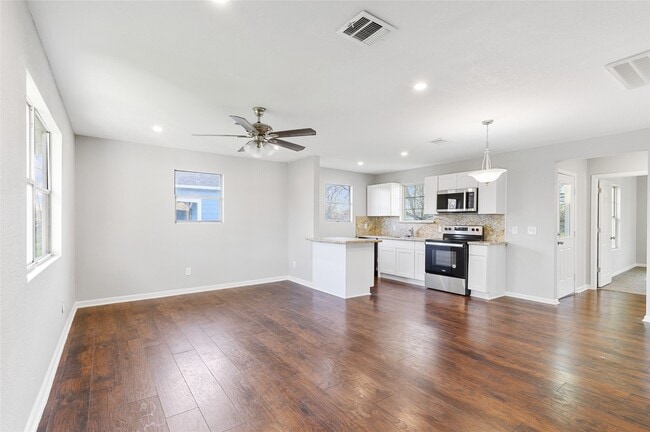 Photo - 986 Dewalt St